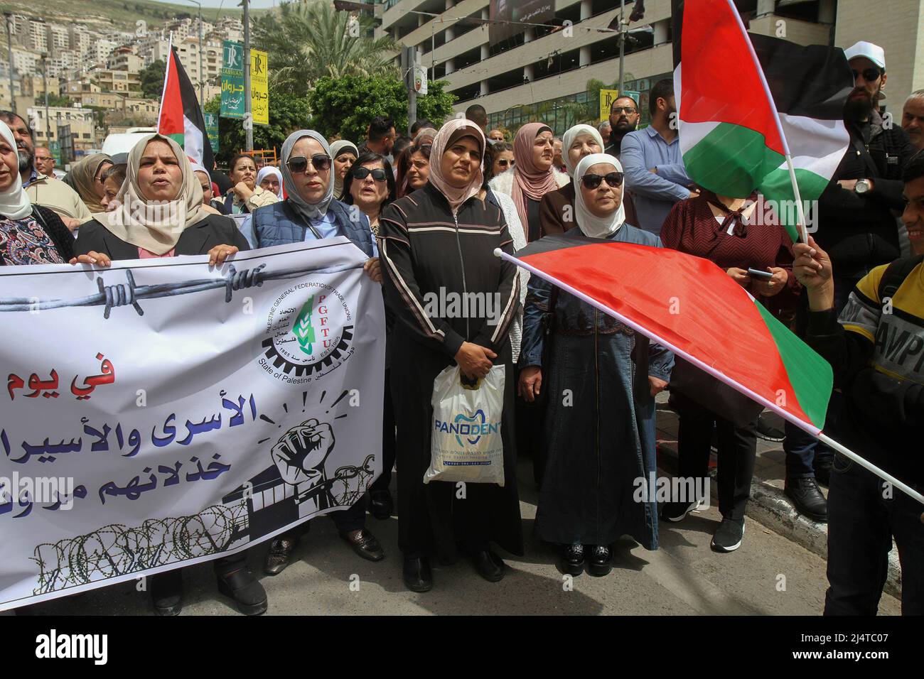 Nablus, Palästina. 17. April 2022. Palästinensische Demonstranten posieren während der Demonstration mit einem Banner und Fahnen. Palästinensische Kundgebung anlässlich des Palästinensischen Gefangenentags (an dem die Palästinenser sich ihrer in israelischen Gefängnissen inhaftierten Freunde und Familienmitglieder gedenken), in der die Freilassung palästinensischer Häftlinge in israelischen Besatzungsgefängnissen gefordert wird. (Foto von Nasser Ishtayeh/SOPA Images/Sipa USA) Quelle: SIPA USA/Alamy Live News Stockfoto