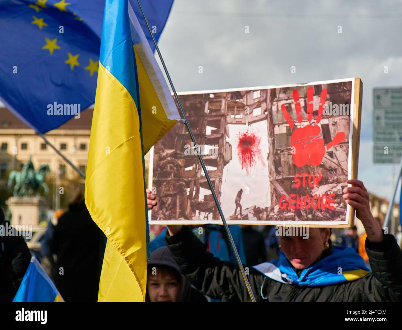 Ukrainische Flagge, EUFlagge bei der Demonstration kein Krieg in der