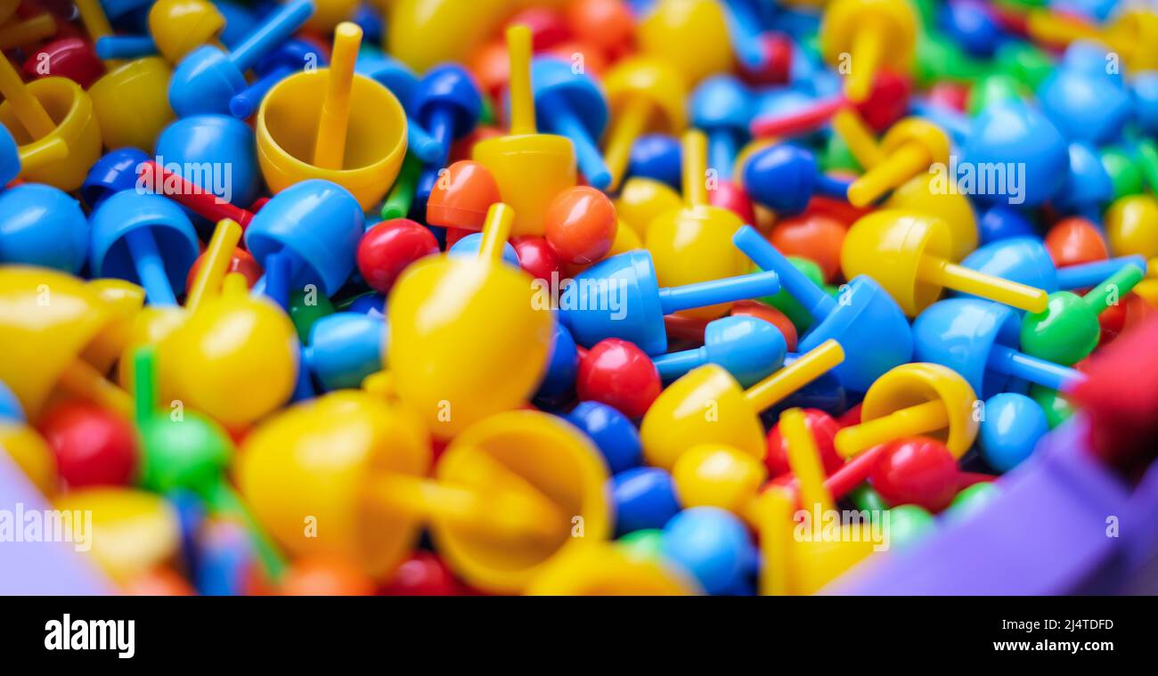 Nahaufnahme, Kinder Farbmosaik für die Erstellung von Bildern. Pädagogisches Spielzeug für Kinder. Stockfoto