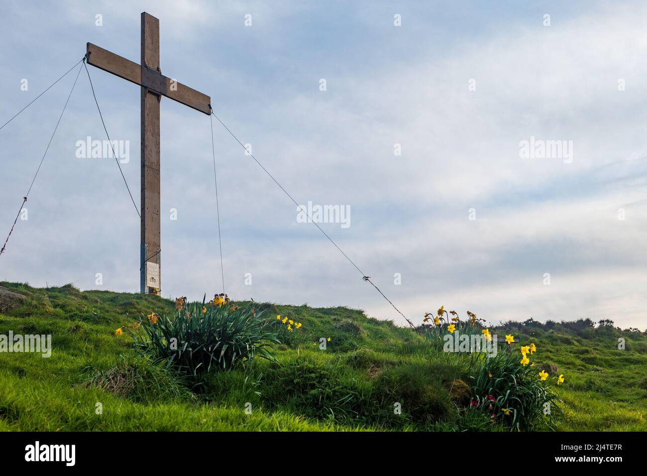 Leeds, Großbritannien. 17.. April 2022. Am Ostersonntag besuchen Menschen das Osterkreuz auf Otley Chevin in der Nähe von Leeds, um zu reflektieren und zu beten. Das Kreuz aus dem Jahr 30ft wird jährlich zur Erinnerung an Ostern errichtet, wo es über der Marktstadt Otley steht. Kredit: Bradley Taylor / Alamy Live Nachrichten Stockfoto