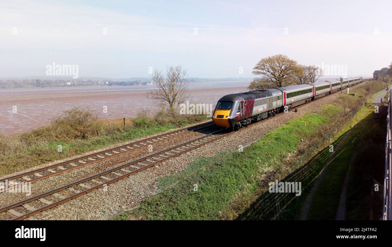 Ein Cross Country HST in der Nähe von Starcross, Devon, England, Großbritannien. Die Mündung von Rive exe ist im Hintergrund. Stockfoto