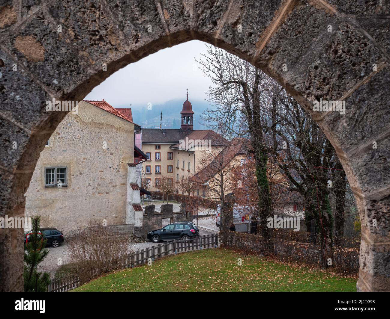 Gruyeres, Schweiz - 23. November 2021: Altstadt des mittelalterlichen schweizer Dorfes Gruyeres im Kanton Freiburg. Stockfoto