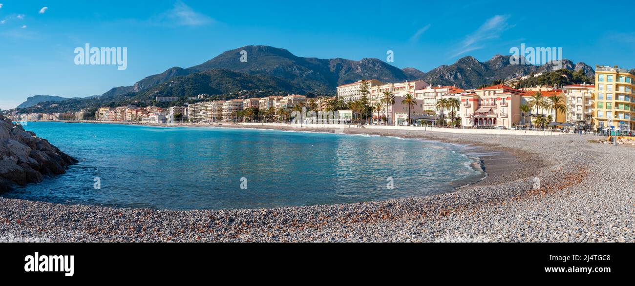 Menton, Frankreich - 7. Dezember 2021: Panorama des berühmten französischen Badeortes Menton an der Mittelmeerküste Stockfoto