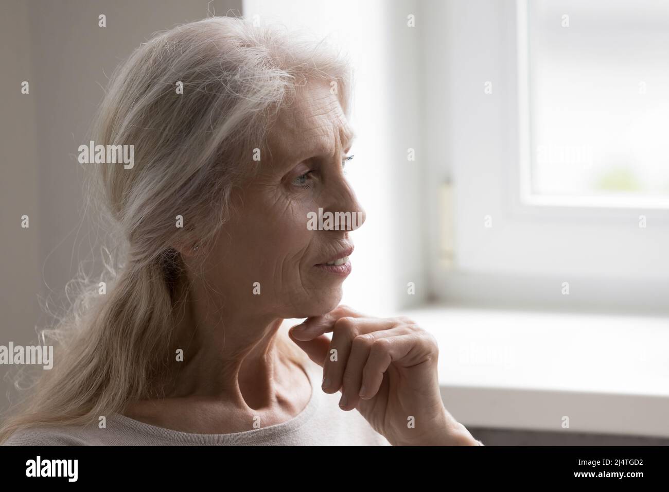 Nahaufnahme Profil Gesichtsansicht nachdenklich ruhig reif grauhaarige Frau Stockfoto