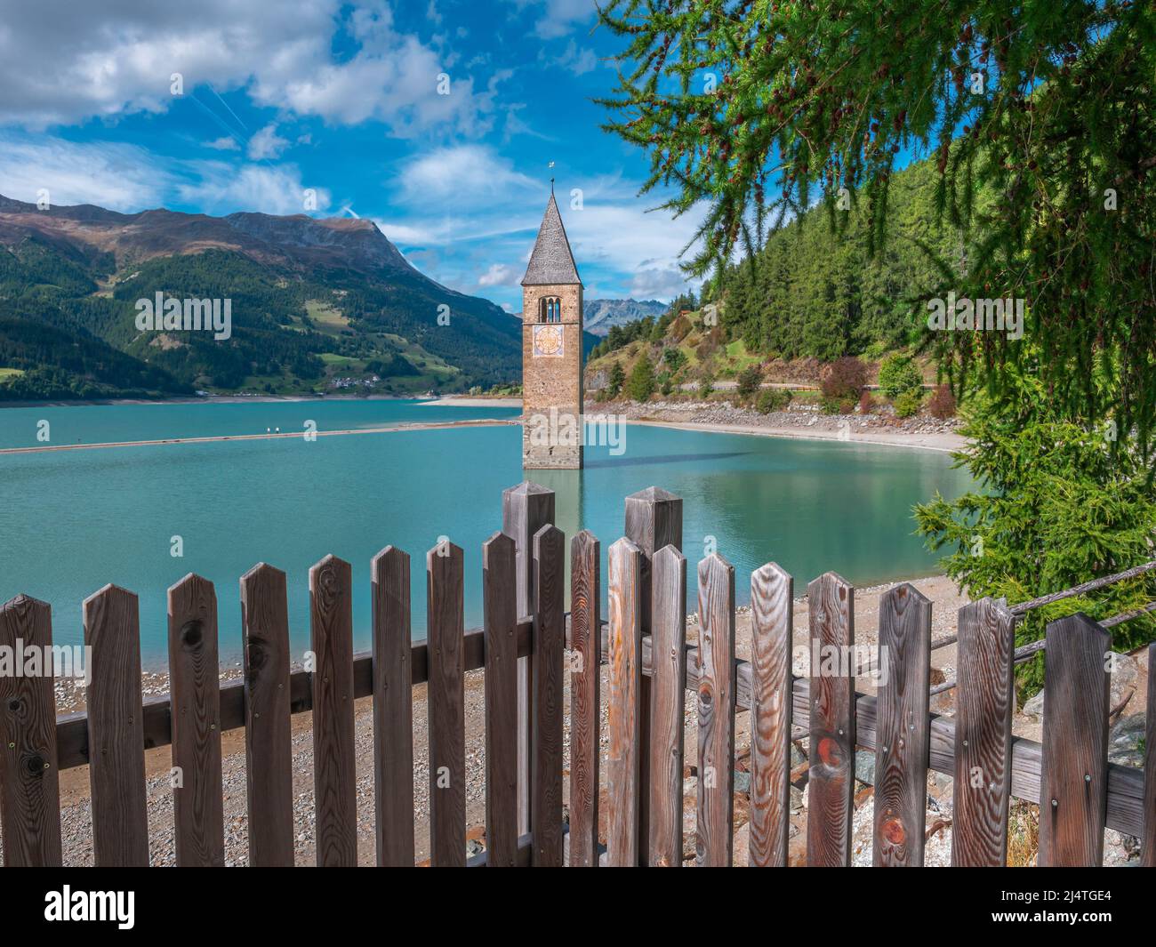 Der Glockenturm der Kirche stammt aus dem überfluteten Dorf Graun - Curon im Vinschgau, Südtirol, Italien Stockfoto