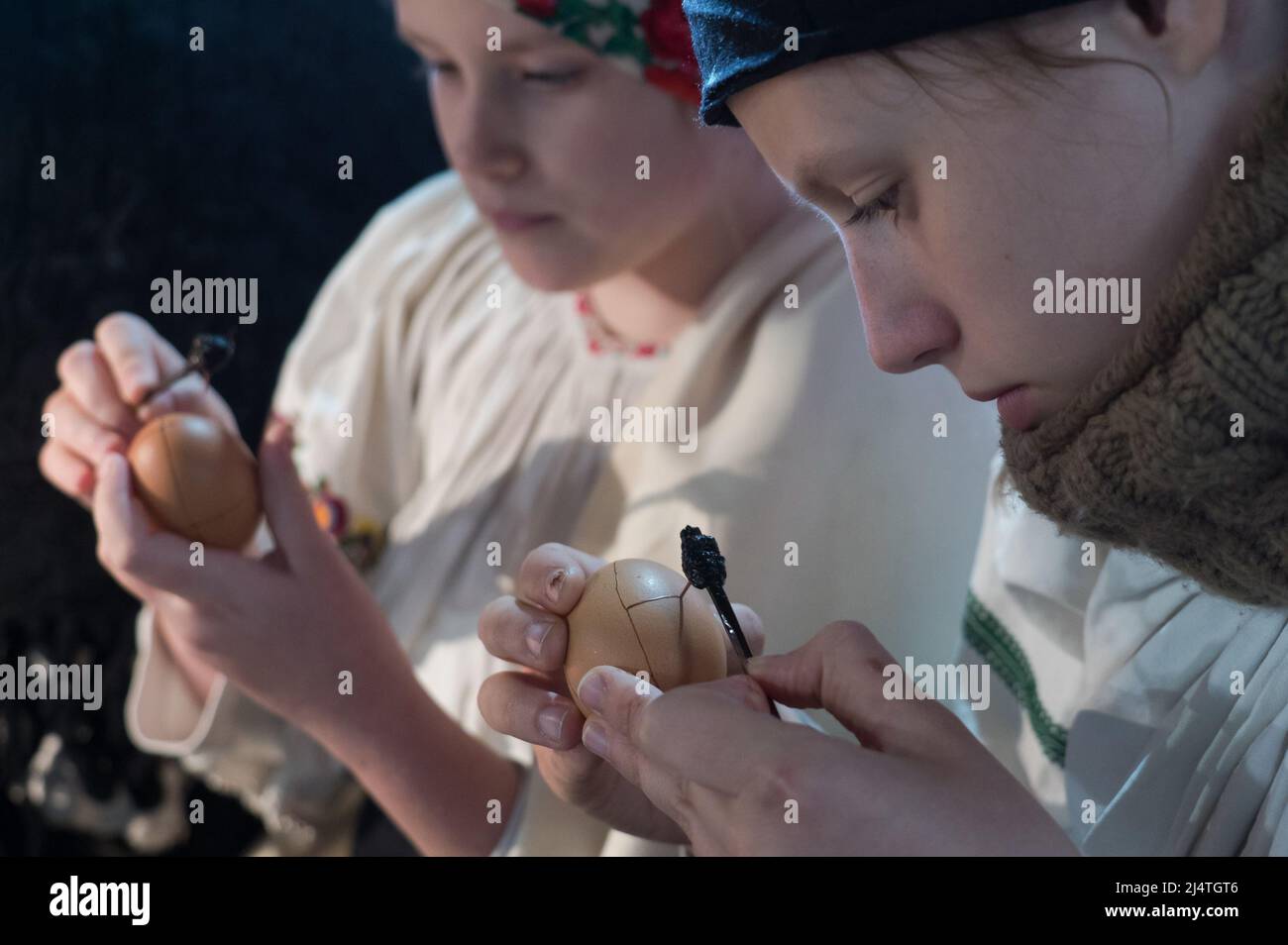 Szentendre, Ungarn. 17. April 2022. Am 17. April 2022 schmücken Menschen im Ungarischen Freilichtmuseum in Szentendre, Ungarn, Ostereier mit Wachs. Quelle: Attila Volgyi/Xinhua/Alamy Live News Stockfoto