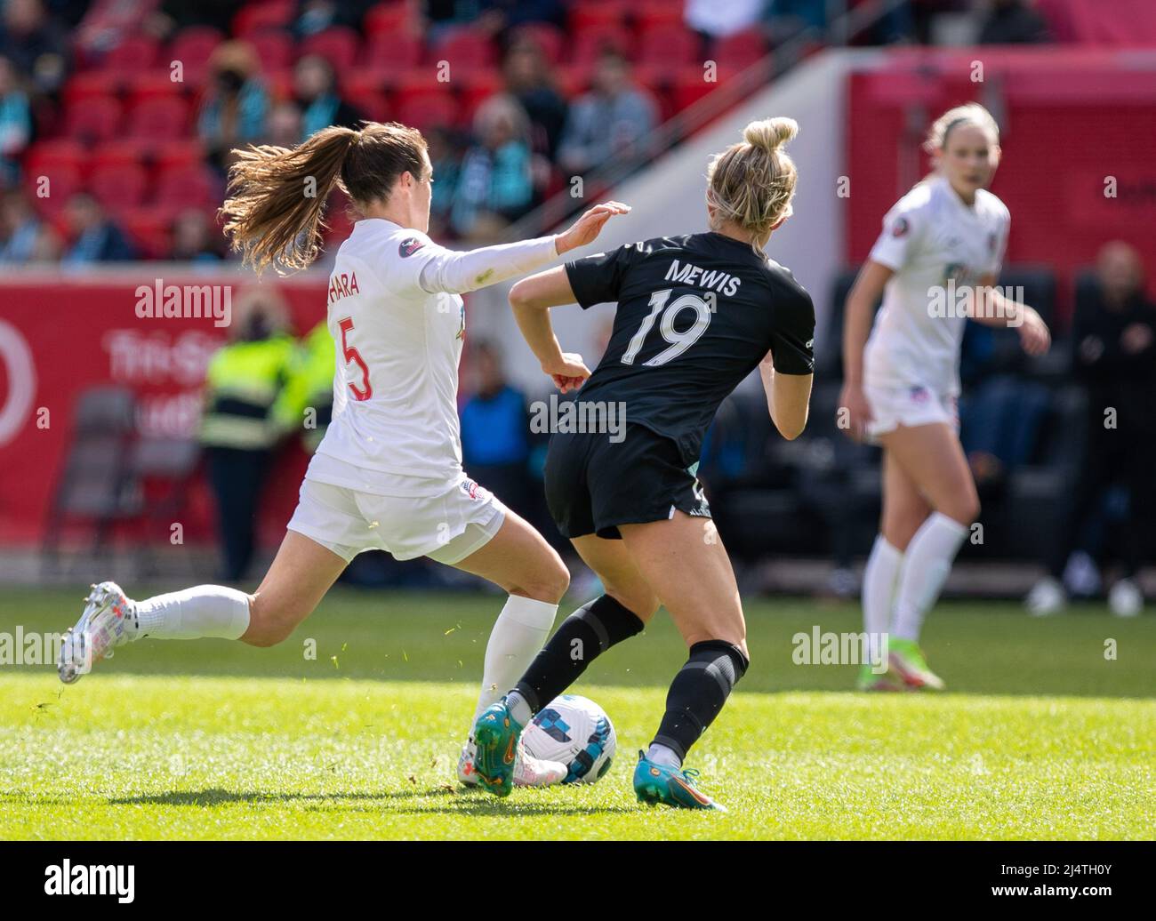 Harrison, Vereinigte Staaten Von Amerika. 17. April 2022. Kristie Mewis (#19 NJ/NY Gotham FC) versucht, sich während des NWSL Challenge Cup-Spiels zwischen dem NJ/NY Gotham FC und Washington Spirit in der RedBull Arena in Harrison, NJ Georgia Soares/SPP zu verteidigen Quelle: SPP Sport Pressefoto. /Alamy Live News Stockfoto