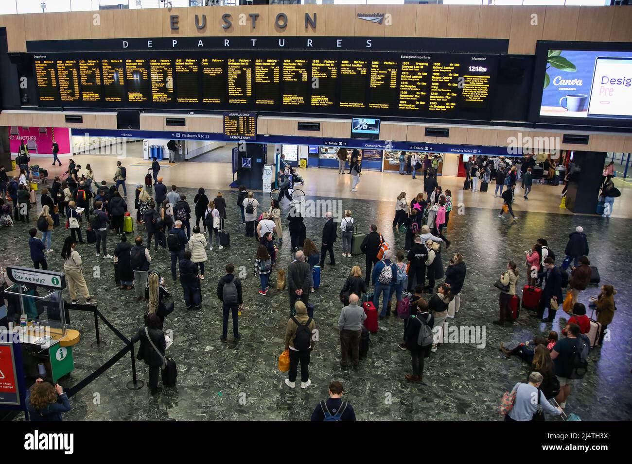 Reisende auf der Londoner Euston Bahnhofskonkurse. Stockfoto