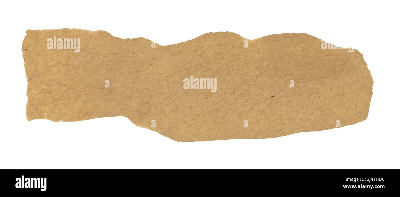 Ein zerrissenes Stück recyceltes braunes Bastelpapier, isoliert auf weißem Hintergrund. Stockfoto