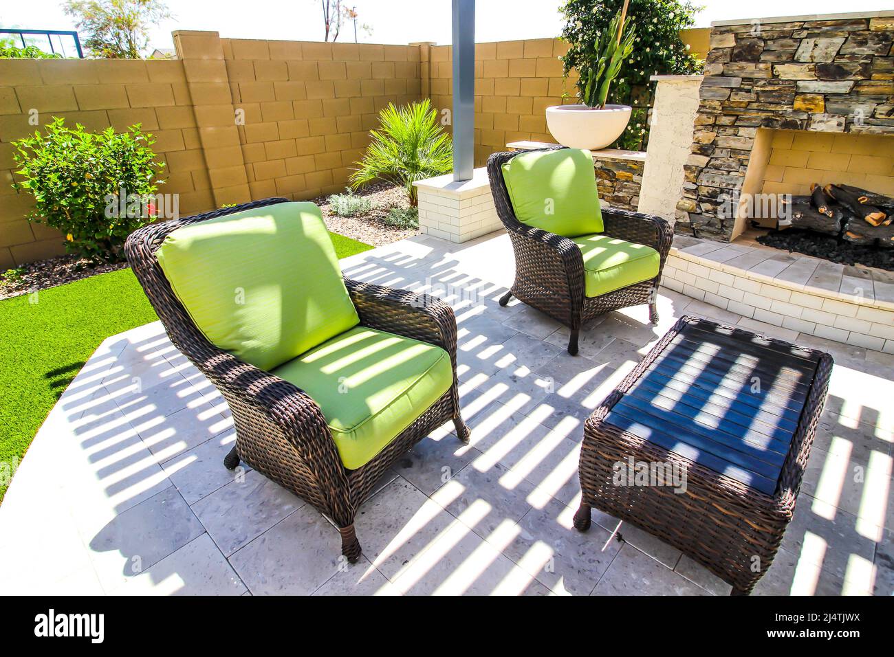 Zwei Wicker-Sessel Und Ein Wicker-Tisch Auf Der Außenterrasse Stockfoto