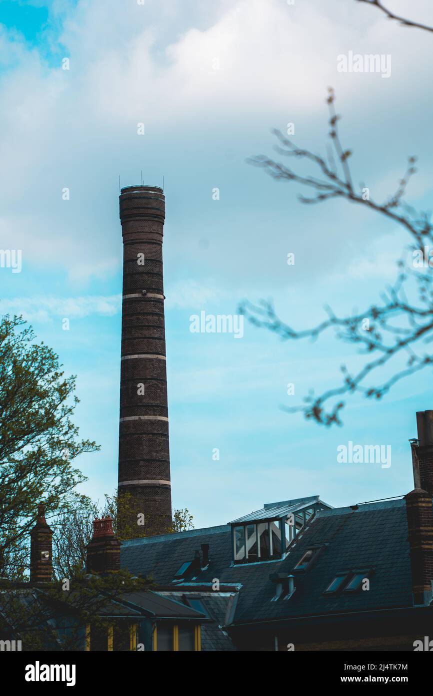 Industriegebiet mit Kamin Stockfoto