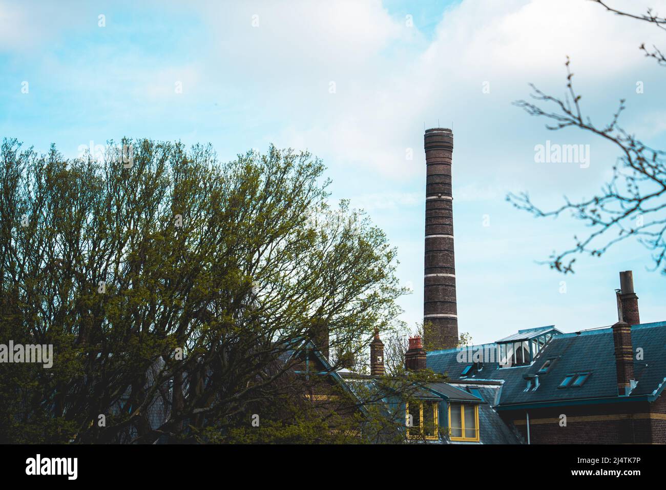 Industriegebiet mit Kamin Stockfoto