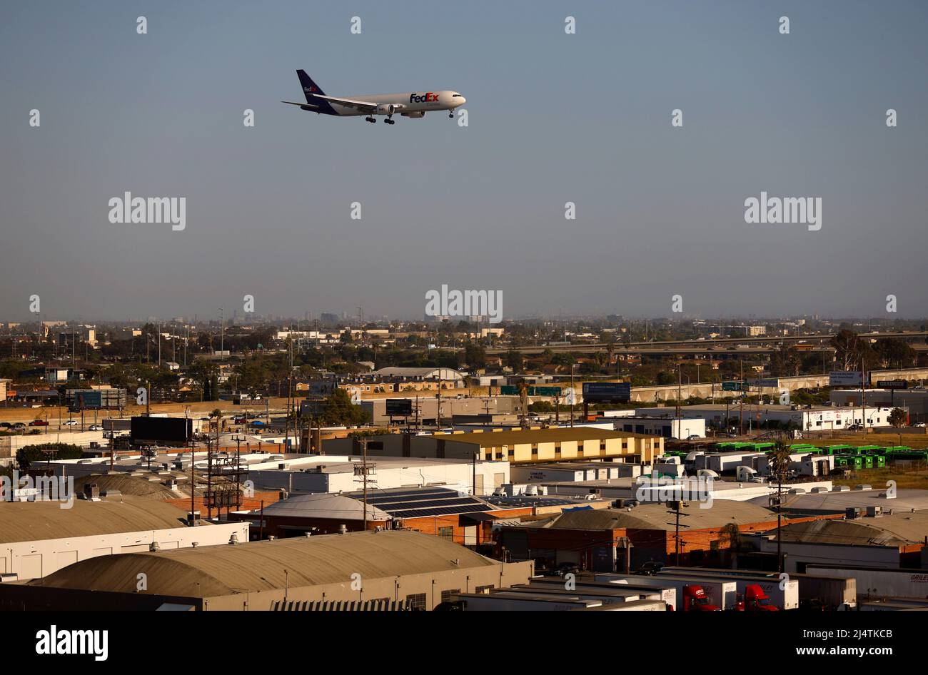 Los Angeles, Kalifornien, USA. 12. April 2022. Eine Boeing 767 von FedEx kommt am internationalen Flughafen Los Angeles an, der als LAX bekannt ist. (Bild: © K.C. Alfred/ZUMA Press Wire Service) Stockfoto