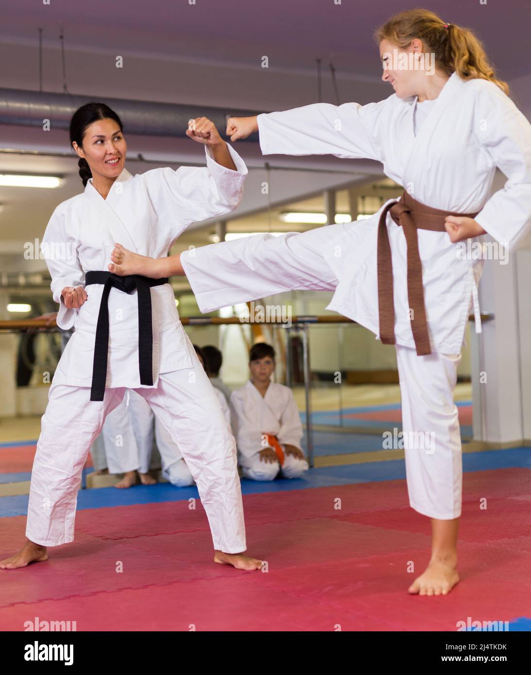 Teenager Mädchen üben Taekwondo tritt Stockfoto