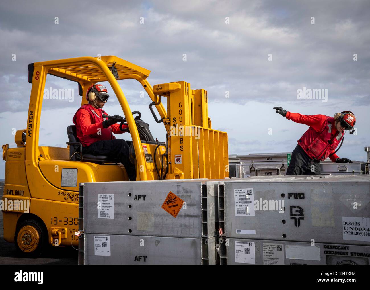 220416-N-SY758-1114 ATLANTISCHER OZEAN (16. April 2022) Seeleute an Bord des Flugzeugträgers USS George H.W. Bush (CVN 77) Transportmittel während einer Munitionsaufladung mit dem Trockenfrachtschiff USNS William McLean (T-AKE 12) 16. April 2022. George H.W. Bush stellt der nationalen Befehlsbehörde flexible, anpassungsfähige Kampfkapazitäten zur Verfügung, indem es die Trägerstreikgruppe unterstützt, die die maritime Stabilität und Sicherheit aufrechterhält, um den Zugang zu gewährleisten, Aggressionen abzuschrecken und die Interessen der USA, der Alliierten und der Partner zu verteidigen. (USA Navy Foto von Mass Communication Specialist 3. Class Brandon Roberson) Stockfoto