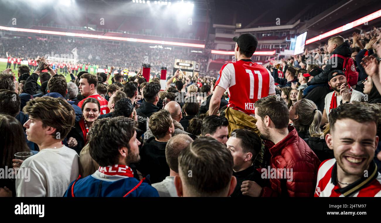 EINDHOVEN - begeisterte Fans im Philips Stadium in Eindhoven während der Feier des PSV. Dank eines Sieges gegen Ajax hat der Fußballverein aus Eindhoven den KNVB-Cup nach zehn Jahren wieder in den Händen. ANP ROB ANGELAAR Stockfoto