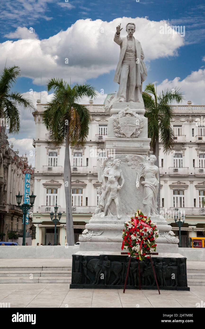 Kuba, Havanna. Statue von Jose Marti. Hotel Inglaterra im Hintergrund. Stockfoto