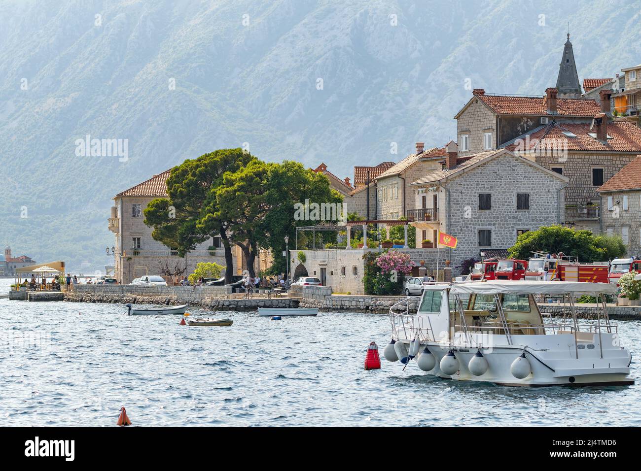 Malerisches Perastdorf in der Bucht von Kotor, Montenegro Stockfoto