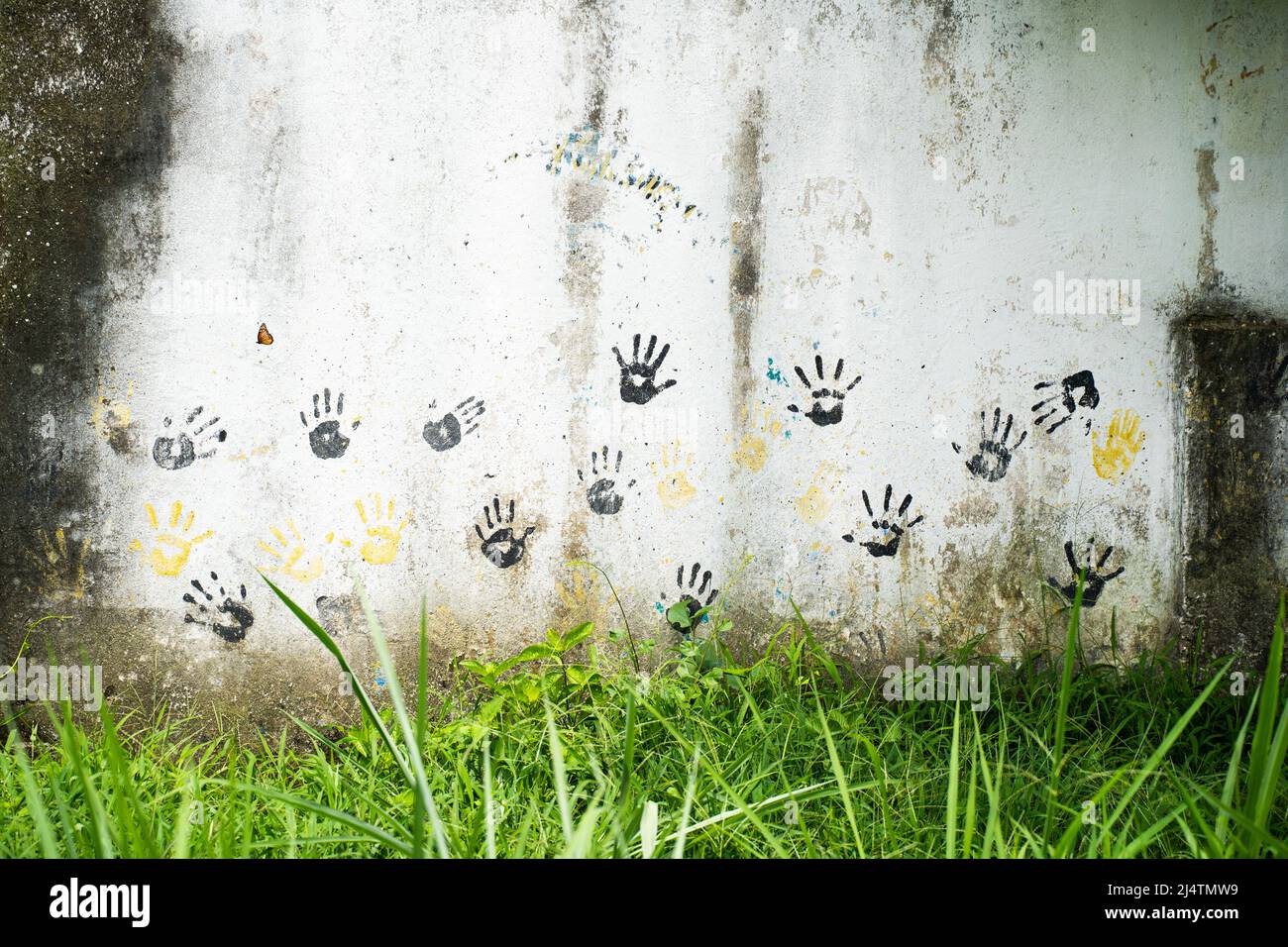 Handdrucke an der Fassade einer Wand, in San Joaquín, Cundinamarca, Kolumbien Stockfoto