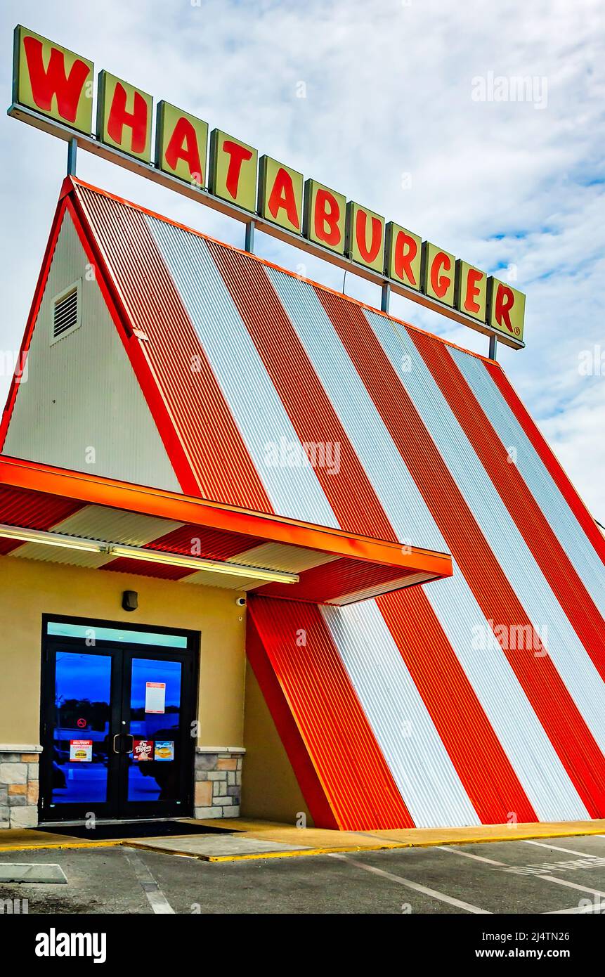 Das klassische A-Frame-Restaurant von Whataburger ist am 15. April 2022 in Mobile, Alabama, abgebildet. Die amerikanische Fast-Food-Kette wurde von Harmon Dobson gegründet. Stockfoto