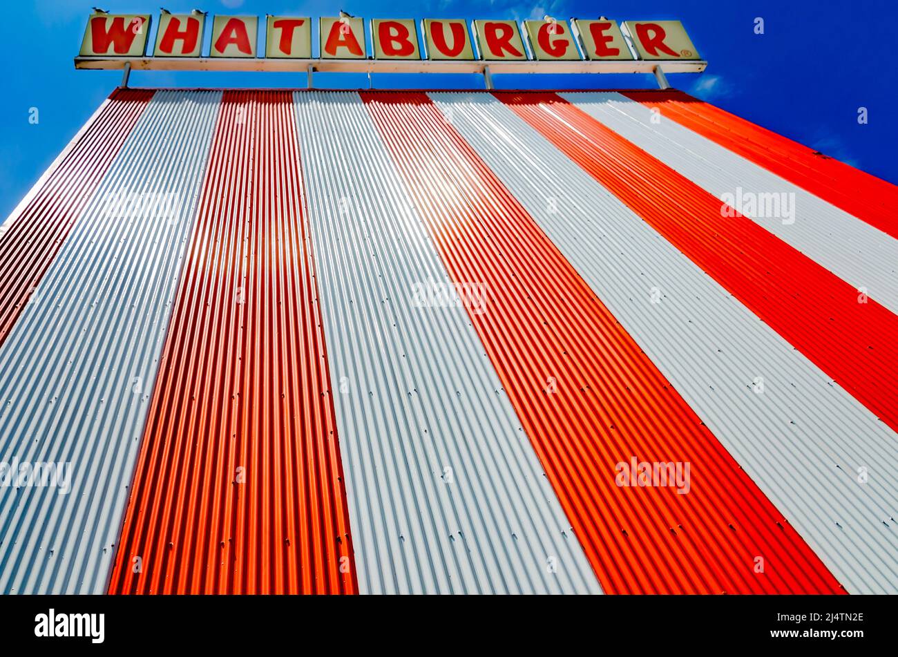 Das klassische A-Frame-Restaurant von Whataburger ist am 15. April 2022 in Mobile, Alabama, abgebildet. Die amerikanische Fast-Food-Kette wurde von Harmon Dobson gegründet. Stockfoto