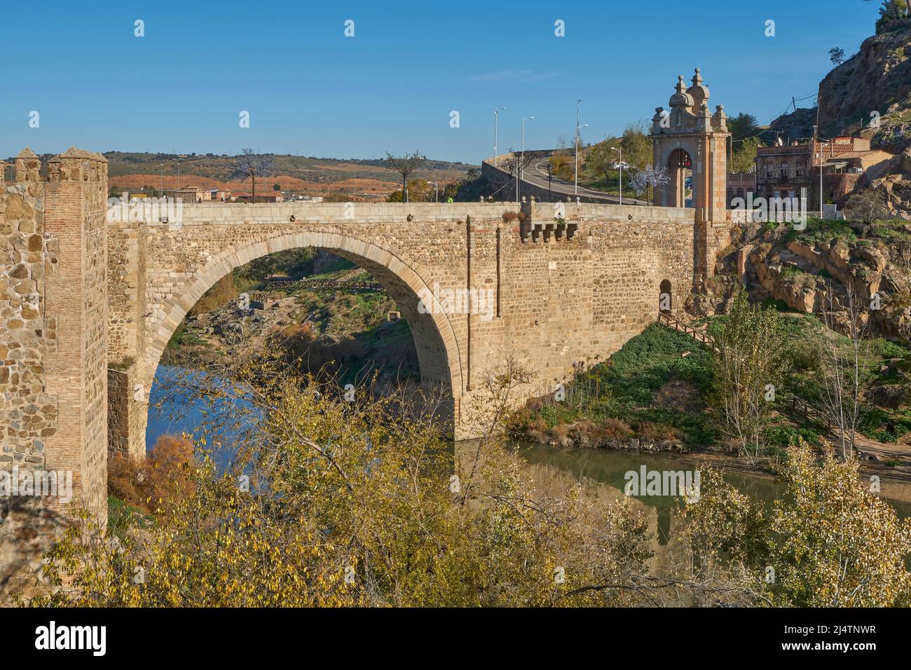 Römische Brücke von Alcantara über dem Fluss Tejo aus dem 3.. Jahrhundert. Berühmtes Denkmal von Toledo. Das Hotel liegt am Fuße des Schlosses von San Servando. Stockfoto
