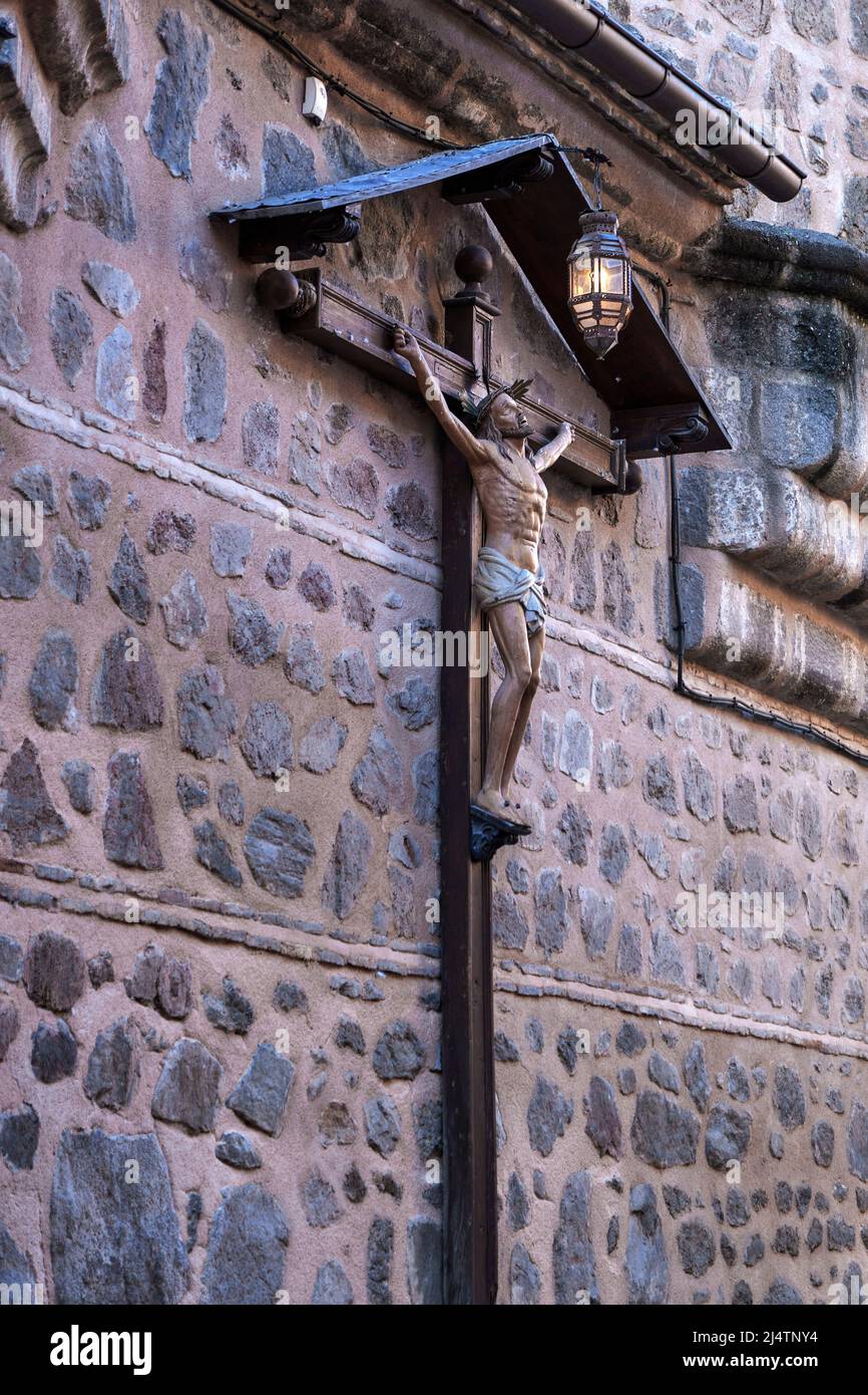 Darstellung des gekreuzigten Christus an einer Mauer in der Santo Tomé Straße, Toledo, Castilla la Mancha, Spanien, Europa Stockfoto