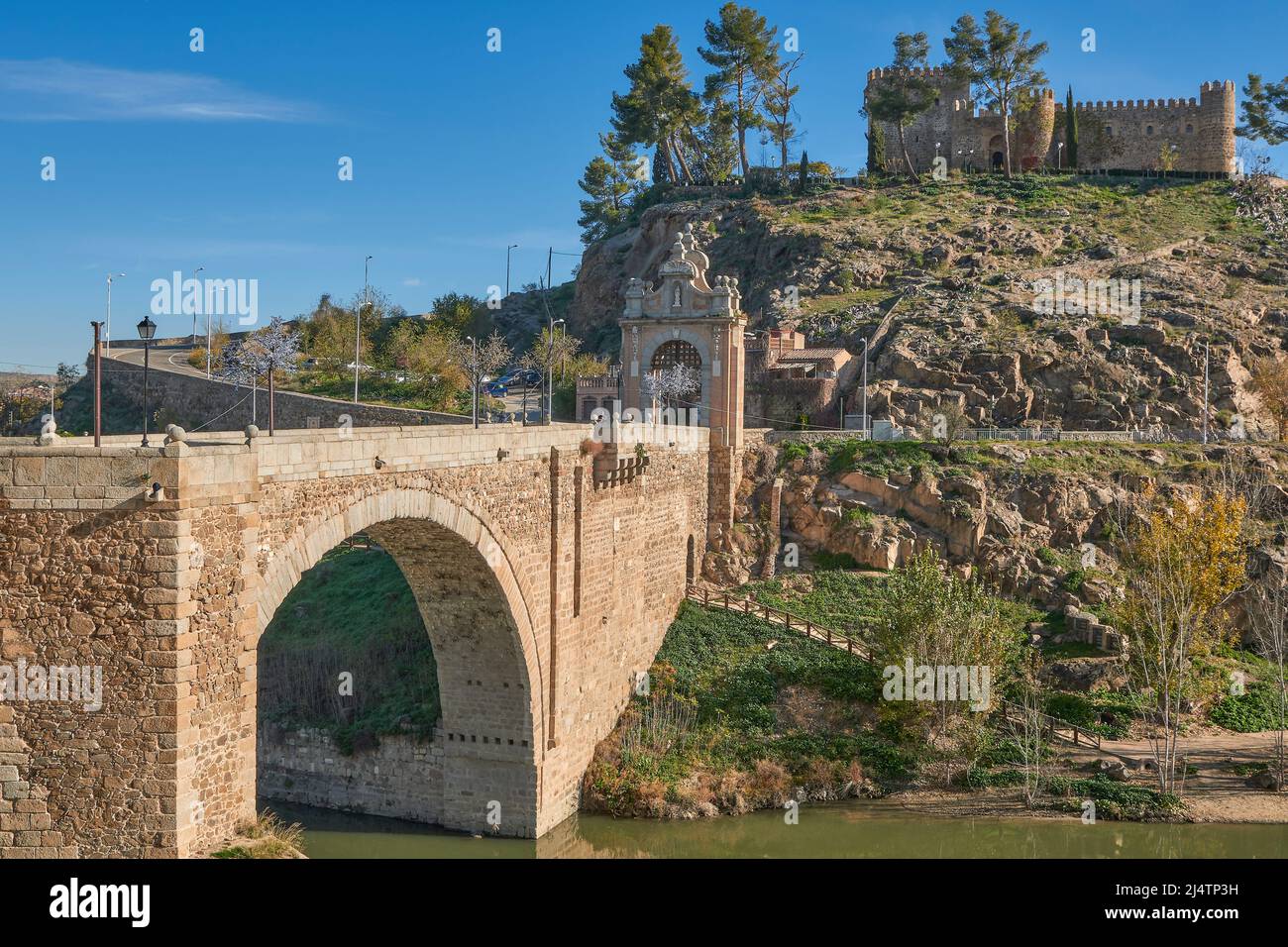Römische Brücke von Alcantara über dem Fluss Tejo aus dem 3.. Jahrhundert. Berühmtes Denkmal von Toledo. Das Hotel liegt am Fuße des Schlosses von San Servando. Stockfoto
