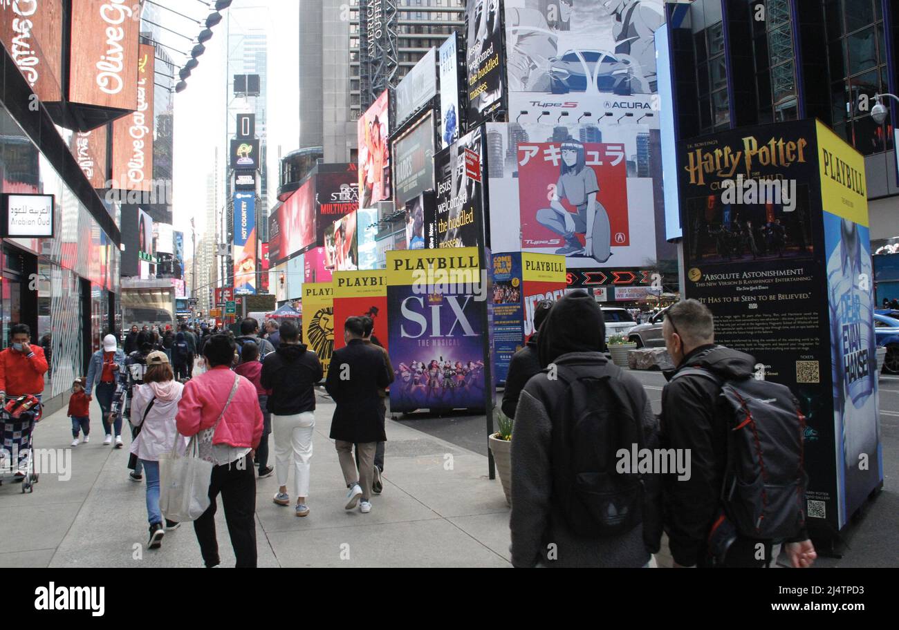 17. April 2022, New York, USA: (NEUES) Osterfest in New York. 17. April 2022, New York, USA: Viele New Yorker und Touristen drängen die Stadt während der Osterfeier Sightseeing, fotografieren und genießen die Parks, Times Square, Broadway Shows unter anderem. ItÃ¢â‚¬â„¢ist schwierig, sich leicht zu bewegen, vor allem am Times Square während dieser Osterfeier. Es gibt viel zu tun und zu sehen und auch einen guten Arbeitstag für Straßenverkäufer und Darsteller. Und nicht zu vergessen, centerÃ¢â‚¬â„¢Rockefellers Skigebiet spezielle musikalische Tanzvorstellung mit DJ spielen die Oldies so zu erwähnen Stockfoto