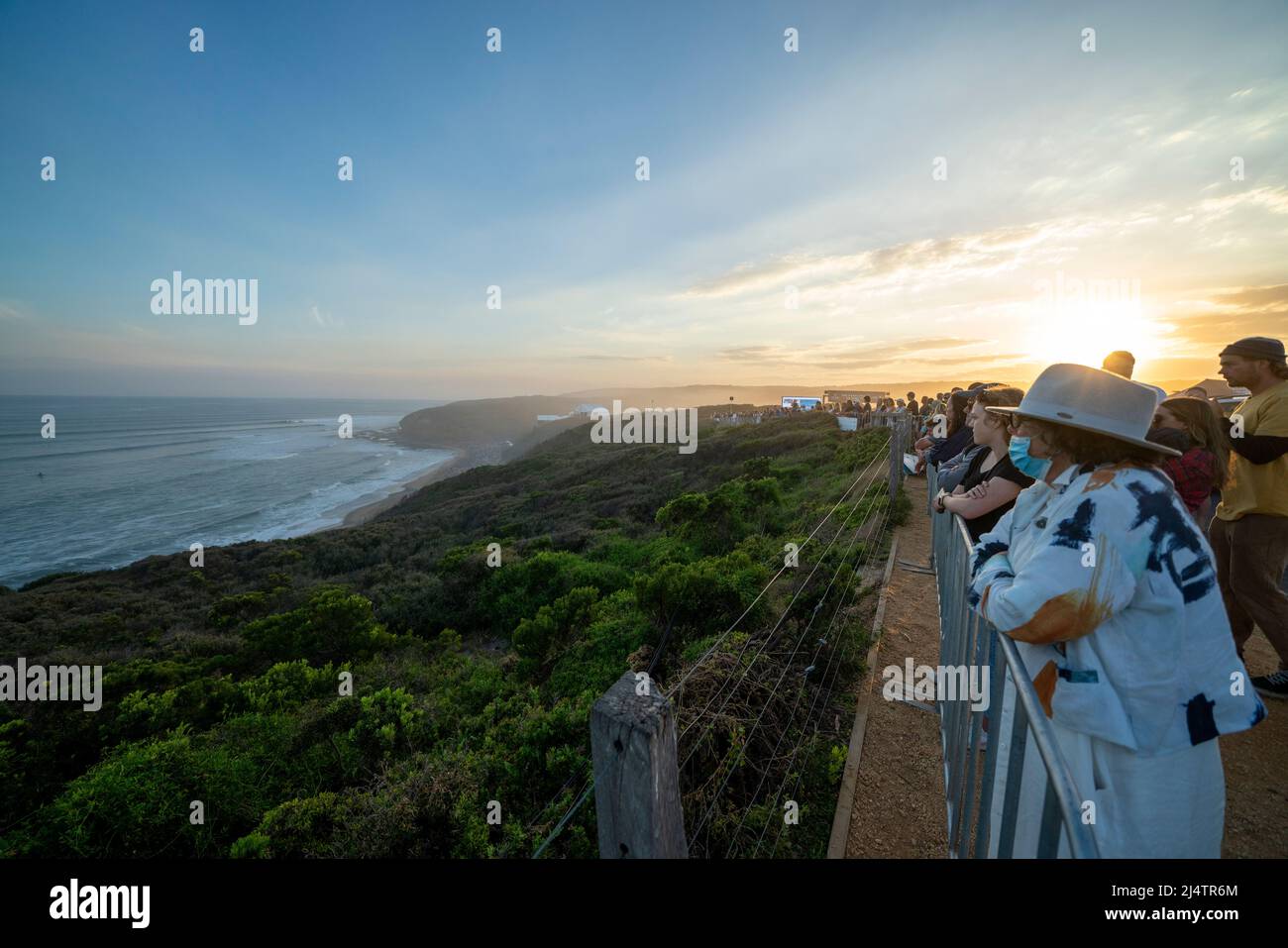 BELLS BEACH, AUS 16. APRIL 2022: Die Zuschauer blieben bis in die Dämmerung und genossen die perfekten Bedingungen am WSL Rip Curl Pro Bells Beach. Stockfoto