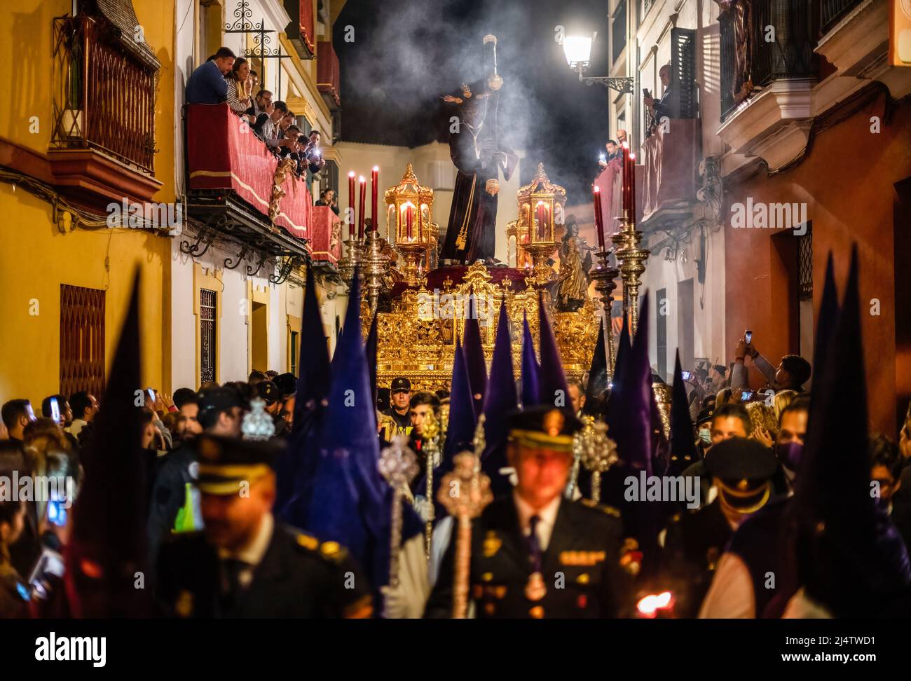 Sevilla, Spanien. 15. April 2022. Die Büßer der Zigeunerbrüderschaft (Hermandad de los Gitanos) tragen das Bild von Jesus Christus während einer Karwoche-Mitternachtsprozession, die als Madruga bekannt ist. Nach zwei Jahren der Reisebeschränkungen von Covid-19 und der Aufhebung der sozialen Aktivitäten in Spanien konnte das Unternehmen seine Aktivitäten zur Feier der Karwoche wieder aufnehmen. Kredit: SOPA Images Limited/Alamy Live Nachrichten Stockfoto