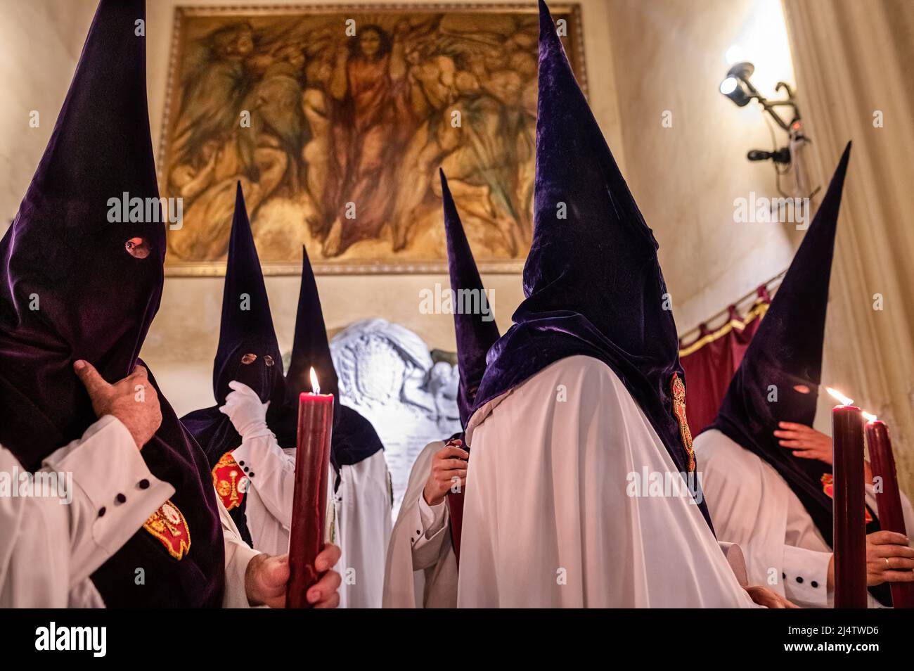 Sevilla, Spanien. 15. April 2022. Vor dem Beginn der Mitternachtsprozession der Karwoche, bekannt als Madruga, werden in der Kirche die Bußschreuzenten (Hermandad de los Gitanos) gesehen. Nach zwei Jahren der Reisebeschränkungen von Covid-19 und der Aufhebung der sozialen Aktivitäten in Spanien konnte das Unternehmen seine Aktivitäten zur Feier der Karwoche wieder aufnehmen. Kredit: SOPA Images Limited/Alamy Live Nachrichten Stockfoto