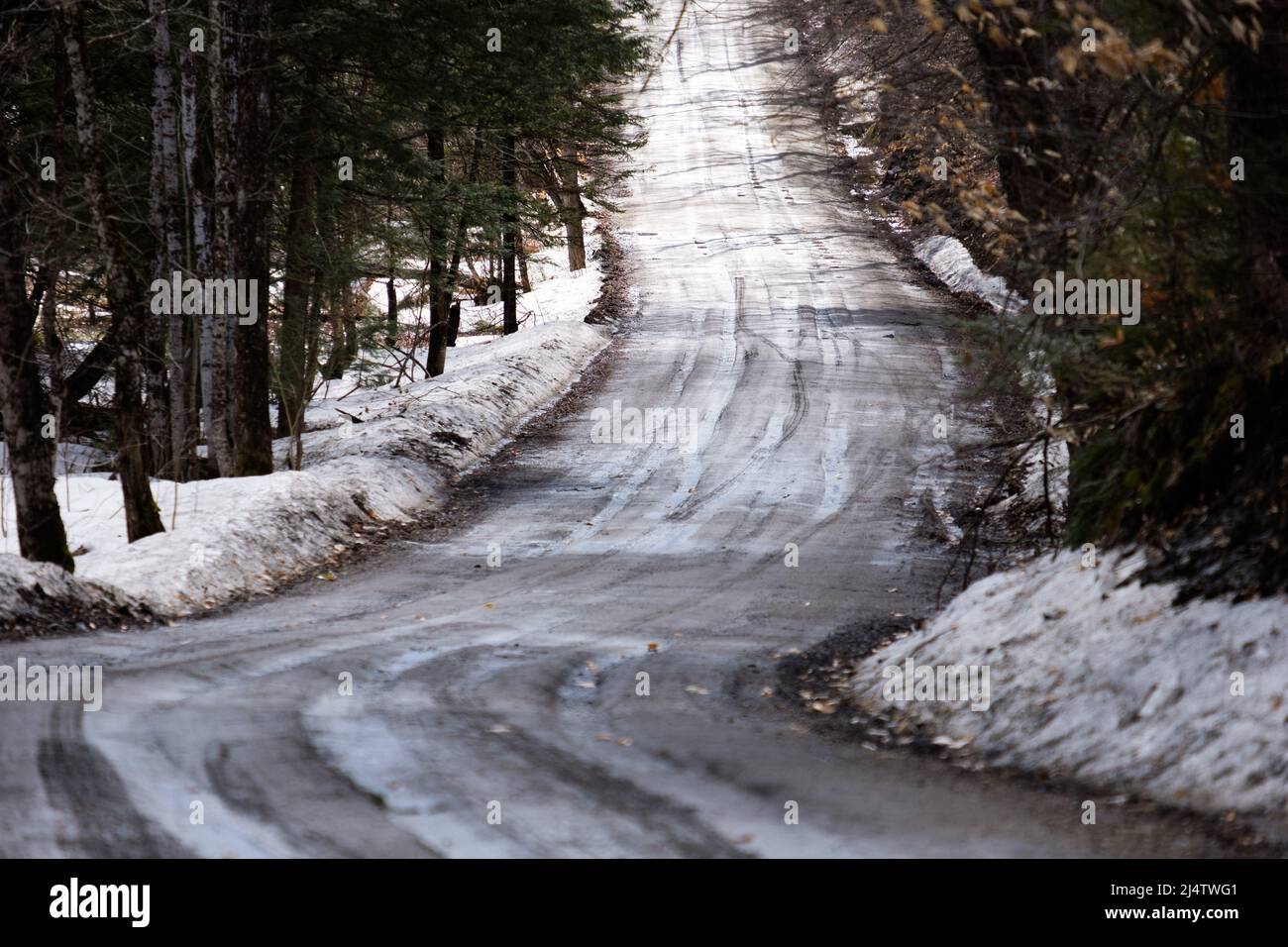 Schlammige Straße in der Schlammsaison, der Abstieg von Vermont Schotterstraßen in Schlammmoor, der jedes Frühjahr stattfindet, in der Regel im März und April. Vermont, USA. Stockfoto