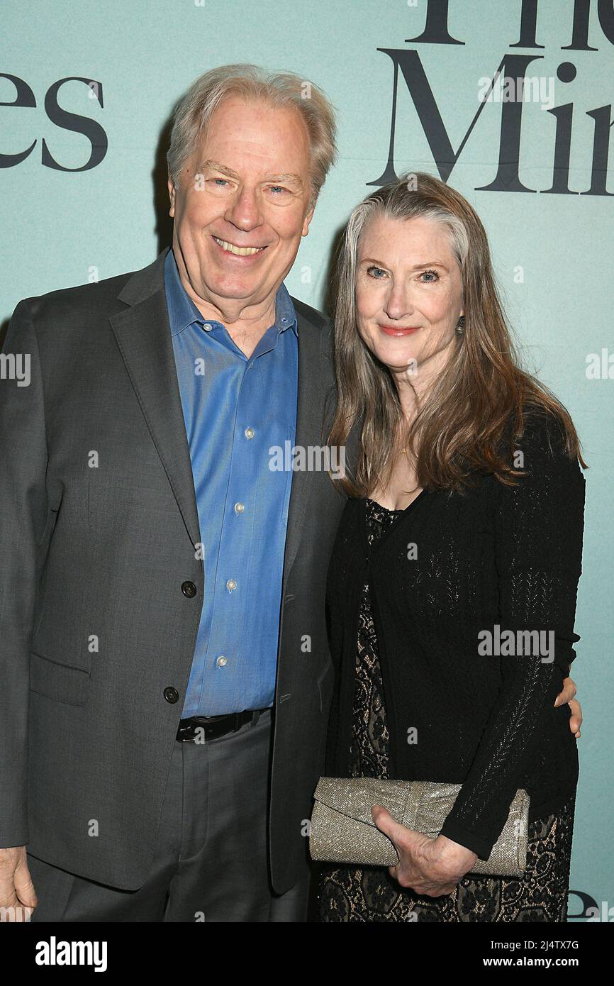 Michael McKean und seine Frau Annette O'Toole nehmen am 17. April 2022 im Studio 54 in New York, New York, USA, an der Broadway-Eröffnung am 17. April 2022 im Studio 54 in New York, New York, USA, Teil. Robin Platzer/ Twin Images/ Credit: SIPA USA/Alamy Live News Stockfoto