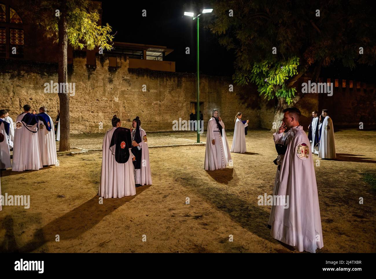 Sevilla, Spanien. 15. April 2022. Vor dem Beginn der Mitternachtsprozession der Karwoche, bekannt als Madruga, werden die Bußschreuzenten der Zigeunerbrüder (Hermandad de los Gitanos) gesehen. Nach zwei Jahren der Reisebeschränkungen von Covid-19 und der Aufhebung der sozialen Aktivitäten in Spanien konnte das Unternehmen seine Aktivitäten zur Feier der Karwoche wieder aufnehmen. (Foto von Miguel Candela/SOPA Images/Sipa USA) Quelle: SIPA USA/Alamy Live News Stockfoto