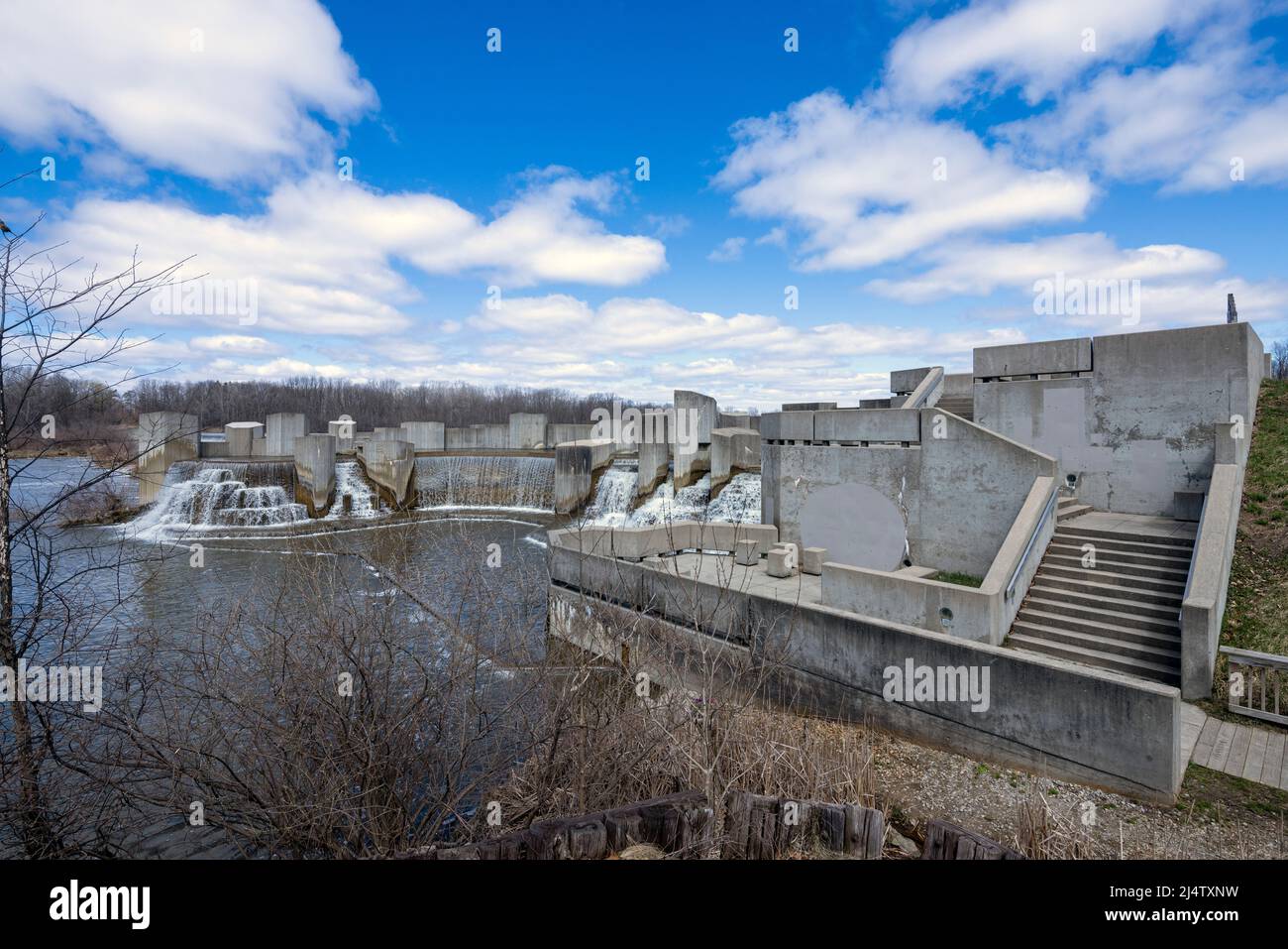 Stepping Stone Falls im Genesee Recreation Area, brutalistische Architektur von 1972, in der Nähe von Flint, Michigan, USA Stockfoto