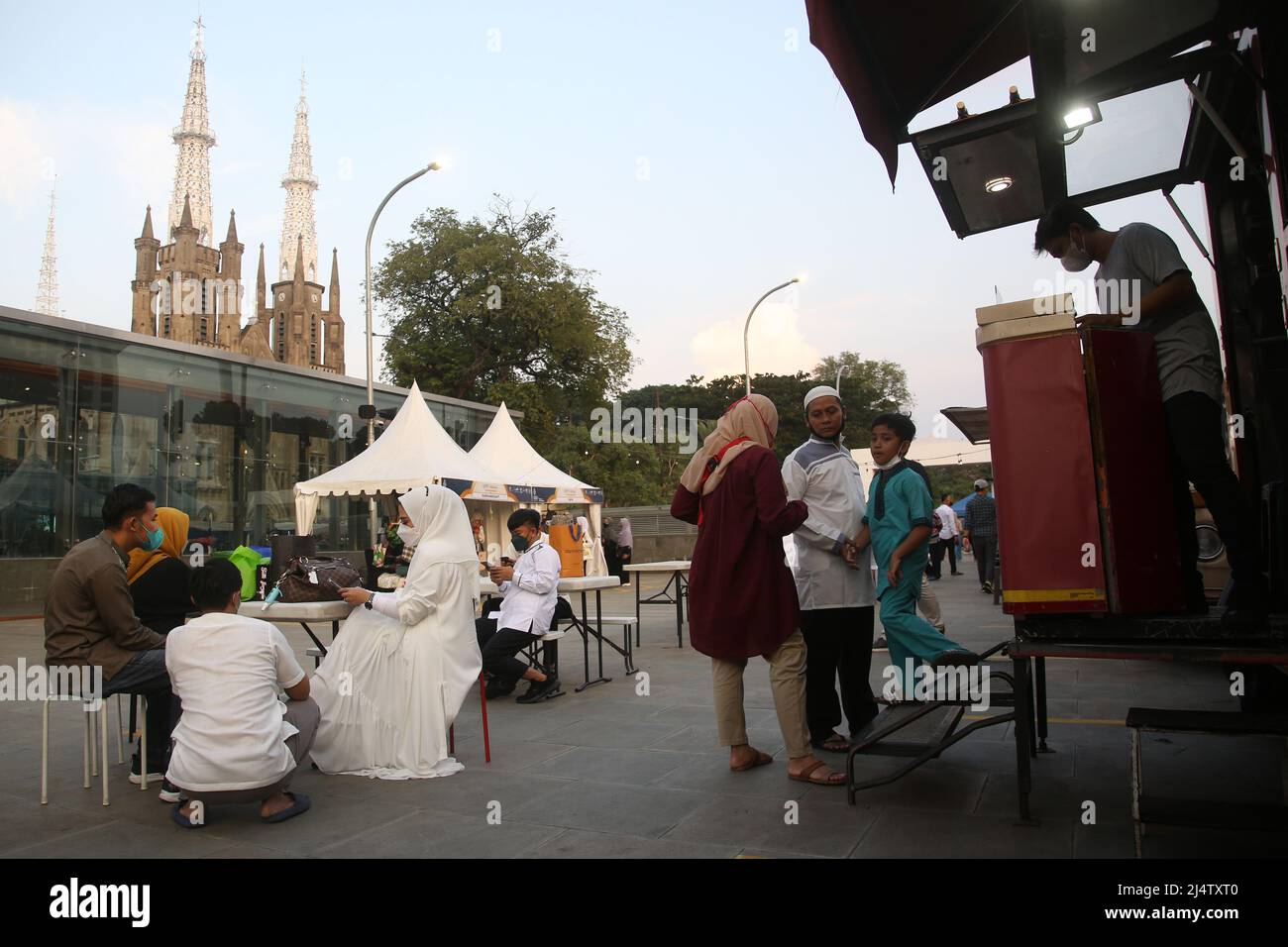 Die Bewohner besuchten die Istiqlal Halal Expo 2022 im Innenhof der Istiqlal-Moschee mit dem Hintergrund der Kathedralkirche in Jakarta. Die Istiqlal Moschee veranstaltete die Istiqlal Halal Expo202 Veranstaltung, um das Halal Ökosystem in Indonesien zu unterstützen, sowie einen Teil der 44. milad und den Monat Ramadan zu beleben. In Anwesenheit des Ministers für Tourismus und Kreativwirtschaft Sandiaga Salahaudin Uno hofft Sandiaga Uno, dass dieses Ereignis ein neuer Meilenstein sowie der erste Schritt für die wirtschaftliche Belebung Indonesiens nach der Covid-19-Pandemie sein kann, und es wird gehofft, dass Indonesian Micro, Small und ich Stockfoto