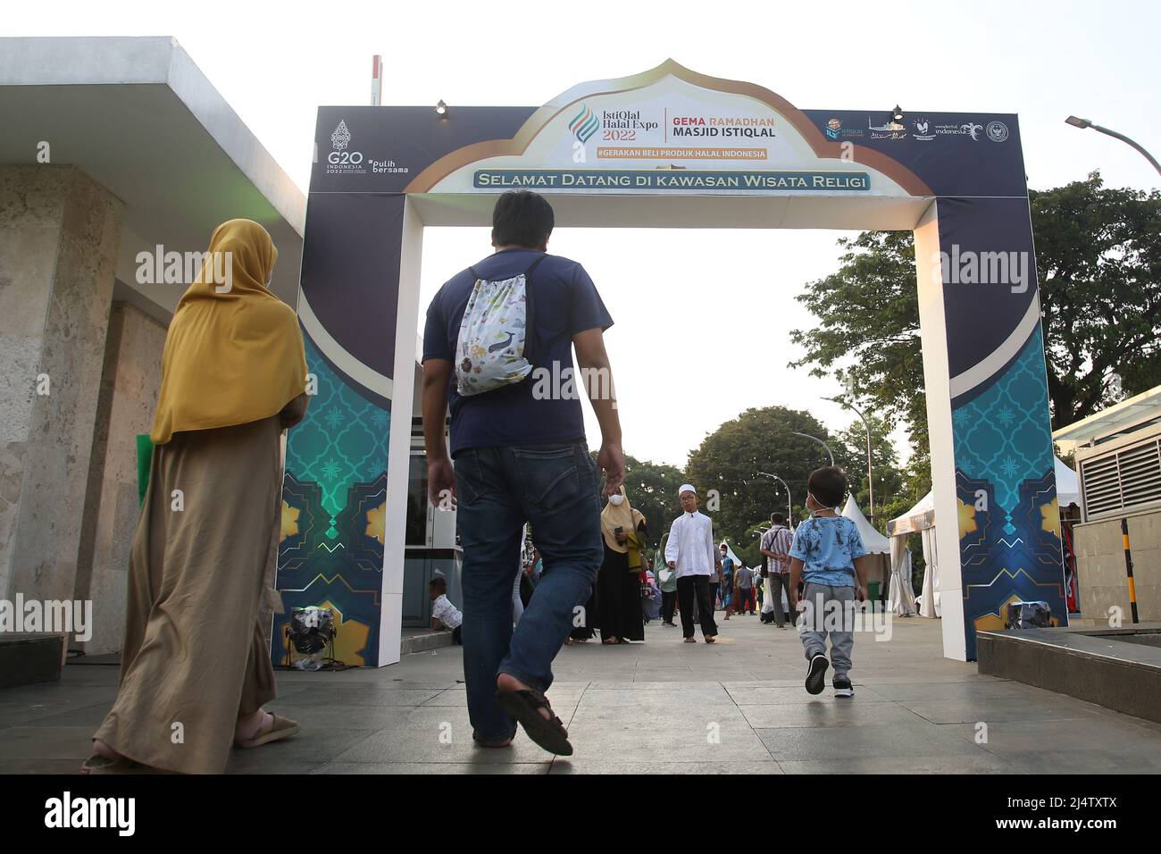 Die Bewohner besuchten die Istiqlal Halal Expo 2022 im Innenhof der Istiqlal-Moschee in Jakarta. Die Istiqlal Moschee veranstaltete die Istiqlal Halal Expo202 Veranstaltung, um das Halal Ökosystem in Indonesien zu unterstützen, sowie einen Teil der 44. milad und den Monat Ramadan zu beleben. In Anwesenheit des Ministers für Tourismus und Kreativwirtschaft Sandiaga Salahaudin Uno hofft Sandiaga Uno, dass dieses Ereignis ein neuer Meilenstein sowie der erste Schritt für die wirtschaftliche Belebung Indonesiens nach der Pandemie Covid-19 sein kann, Und es wird gehofft, dass indonesische Kleinst-, Klein- und Mittelbetriebe (MSMEs) mit wieder aufsteigen können Stockfoto