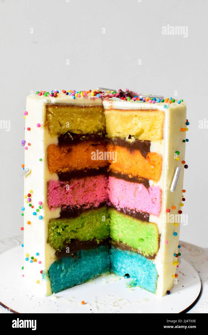 Bunte Geburtstagskuche. regenbogenkuchen Stockfoto