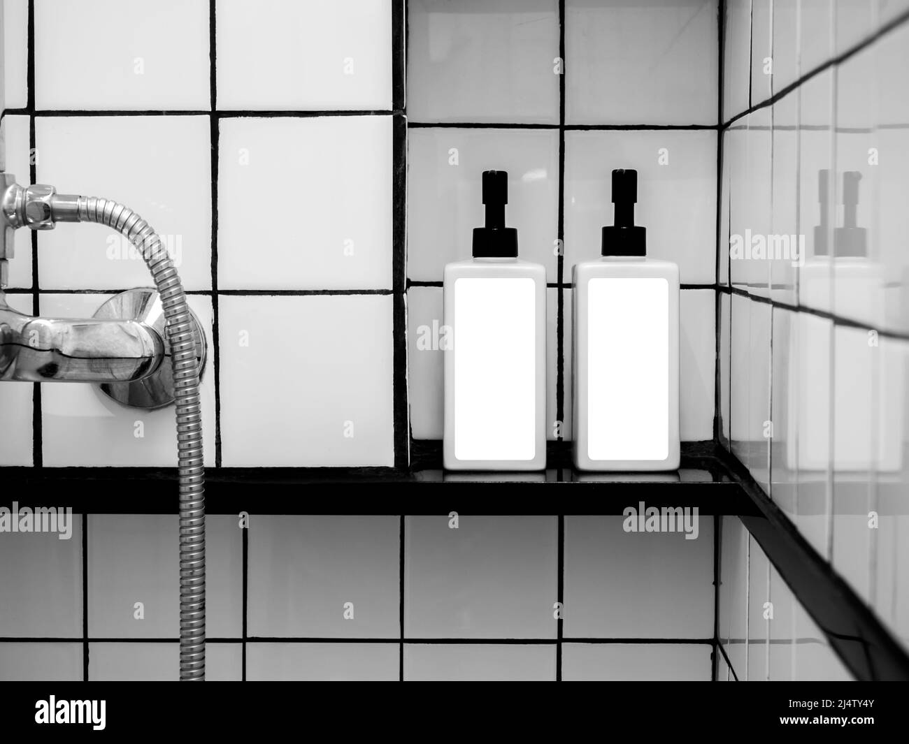 Weiße leere Etiketten mockup auf zwei Duschflaschen, Pumpflasche mit Spender für Flüssigseife, Shampoo, Duschgel, Seitenansicht. Nahaufnahme leeres Paket la Stockfoto