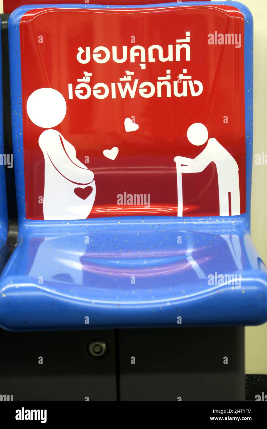 Sitzplätze auf dem BTS Skytrain in Bangkok, die vorschlagen, dass Sie den Platz für weniger fähige Personen auslassen, wobei Schwangeren und älteren Menschen vorgeschlagen wird Stockfoto
