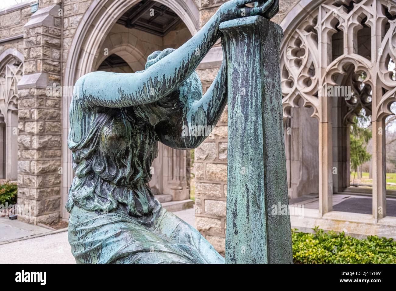 Trauernde Mutter Skulptur von Bela Pratt im Kloster des Colonies Garden in der Washington Memorial Chapel in Valley Forge, Pennsylvania. (USA) Stockfoto