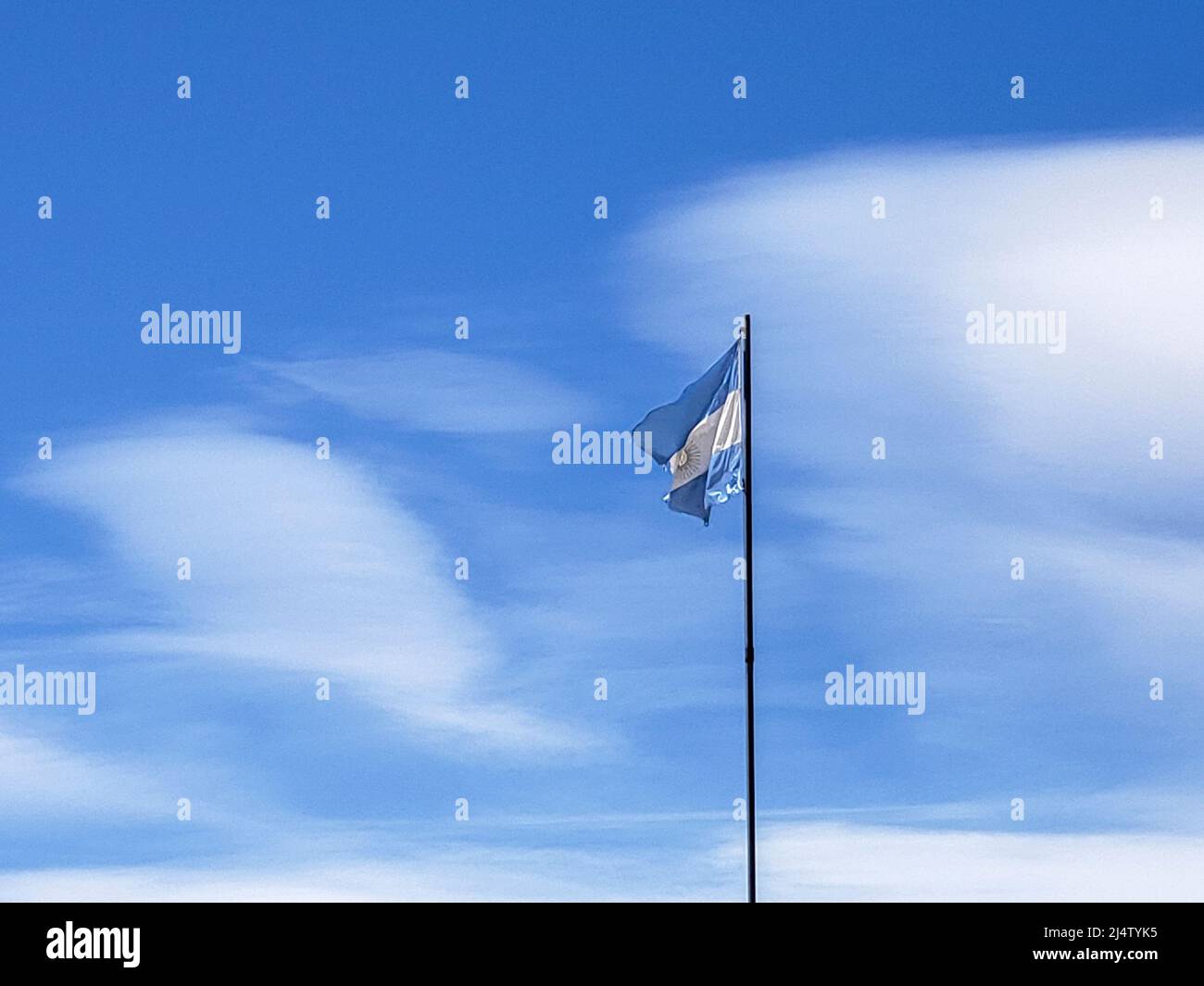 Argentinische Flagge an einem bewölkten Himmel Stockfoto