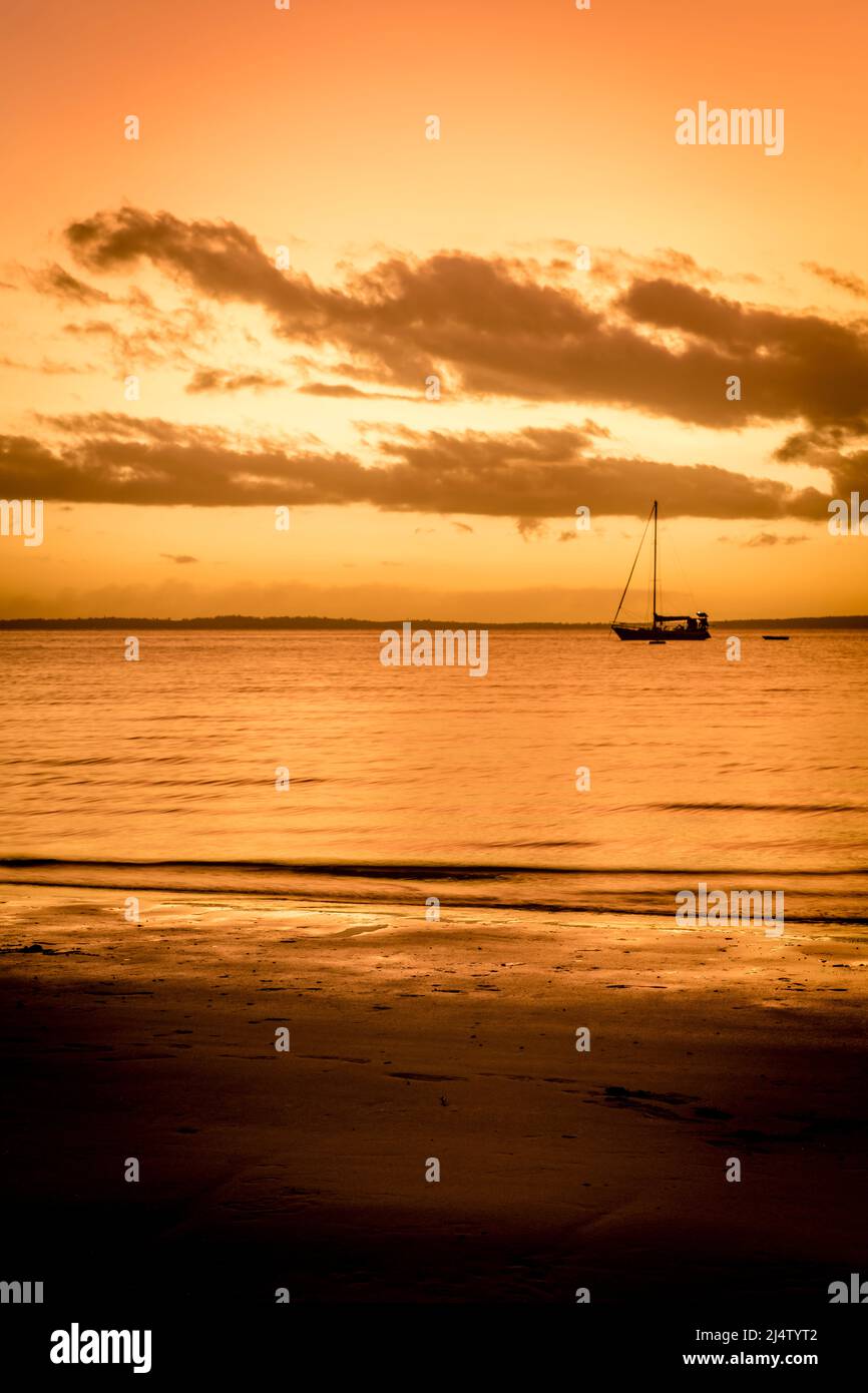 Eine Yacht, bei Sonnenuntergang in der Kingfisher Bay, Fraser Island. Queensland, Australien. Stockfoto