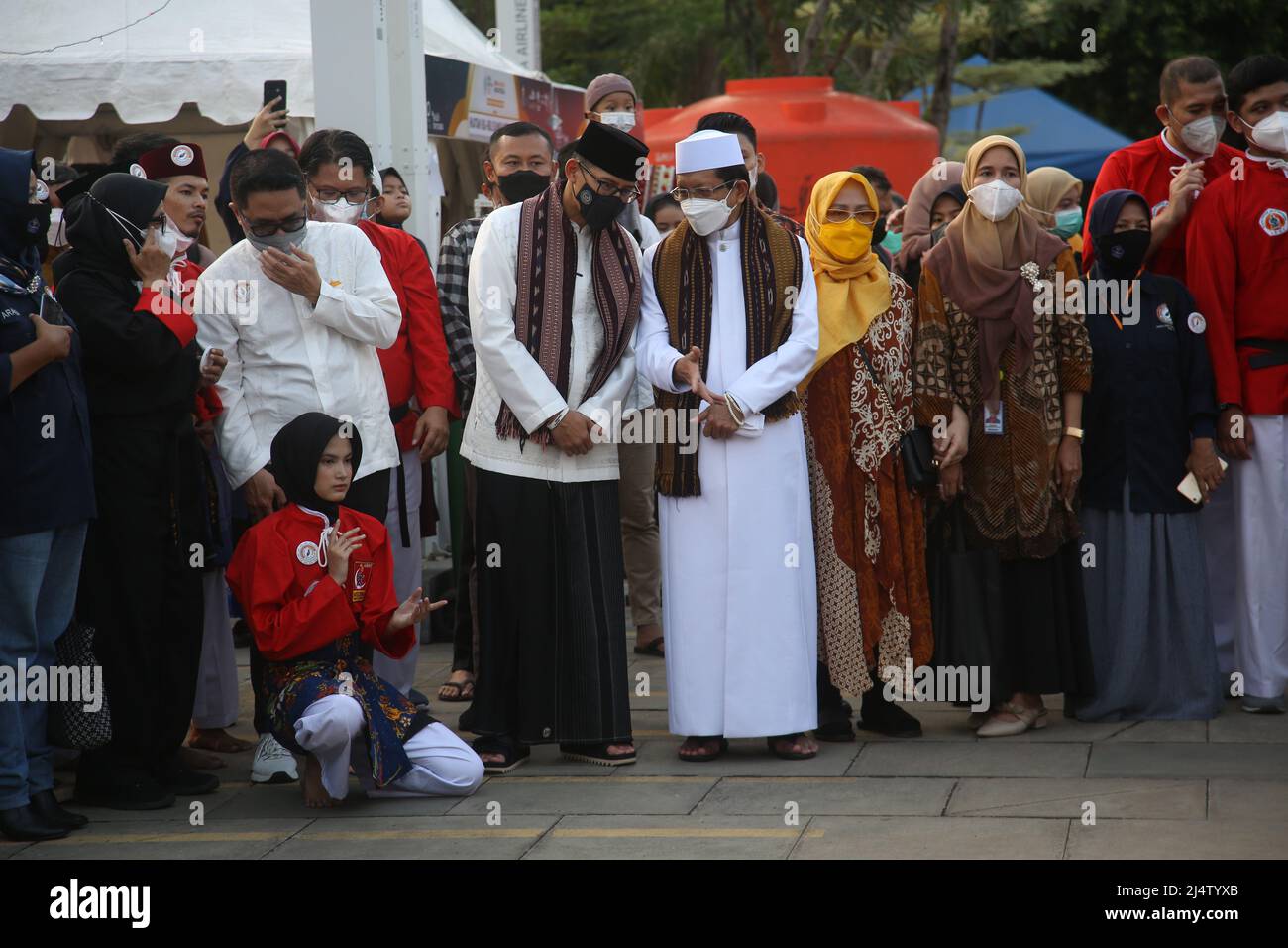 17. April 2022, Jakarta, Jakarta Capital Special Region, Indonesien: Minister für Tourismus und Kreativwirtschaft Sandiaga Salahaudin Uno während seines Besuches bei der Istiqlal Halal Expo 2022 im Itiqlal Mosque Court, Jakarta. Sandiaga Uno hofft, dass dieses Ereignis ein neuer Meilenstein sowie der erste Schritt in Indonesiens wirtschaftlicher Belebung nach der Pandemie Covid-19 sein wird, und es wird gehofft, dass indonesische Mikro-, kleine und mittlere Unternehmen (MSMEs) in Zukunft mit neuen Innovationen und Kreativität wieder steigen können. Die Istiqlal Moschee veranstaltete die Istiqlal Halal Expo202 Veranstaltung, um das Halal Ökosystem in I zu unterstützen Stockfoto