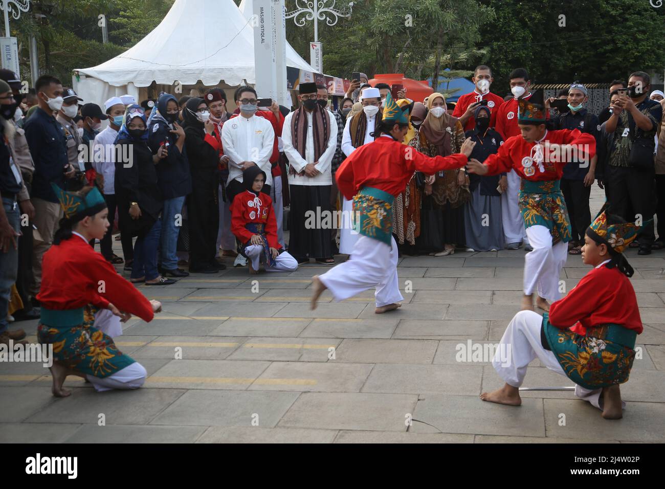 17. April 2022, Jakarta, Jakarta Capital Special Region, Indonesien: Minister für Tourismus und Kreativwirtschaft Sandiaga Salahaudin Uno während seines Besuches bei der Istiqlal Halal Expo 2022 im Itiqlal Mosque Court, Jakarta. Sandiaga Uno hofft, dass dieses Ereignis ein neuer Meilenstein sowie der erste Schritt in Indonesiens wirtschaftlicher Belebung nach der Pandemie Covid-19 sein wird, und es wird gehofft, dass indonesische Mikro-, kleine und mittlere Unternehmen (MSMEs) in Zukunft mit neuen Innovationen und Kreativität wieder steigen können. Die Istiqlal Moschee veranstaltete die Istiqlal Halal Expo202 Veranstaltung, um das Halal Ökosystem in I zu unterstützen Stockfoto