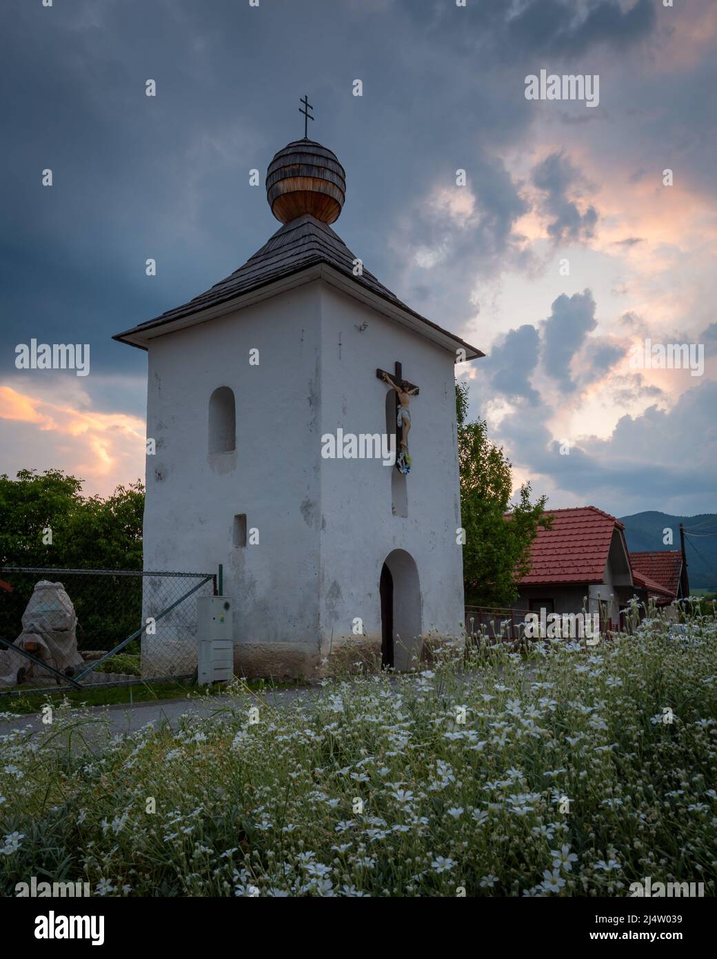 Historischer Glockenturm im Dorf Ondrasova, Slowakei. Stockfoto