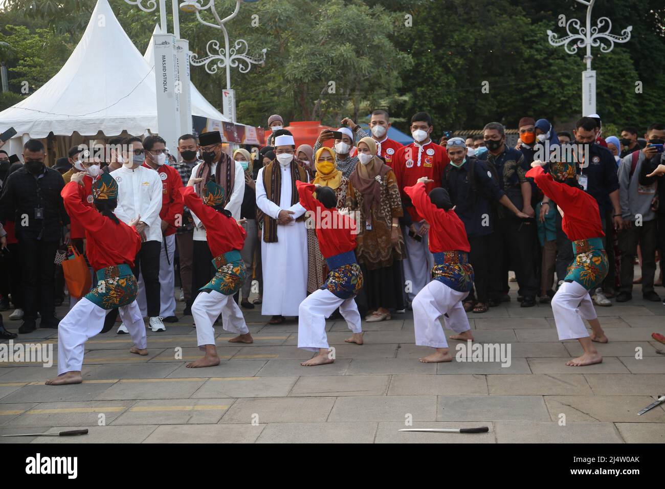 17. April 2022, Jakarta, Jakarta Capital Special Region, Indonesien: Minister für Tourismus und Kreativwirtschaft Sandiaga Salahaudin Uno während seines Besuches bei der Istiqlal Halal Expo 2022 im Itiqlal Mosque Court, Jakarta. Sandiaga Uno hofft, dass dieses Ereignis ein neuer Meilenstein sowie der erste Schritt in Indonesiens wirtschaftlicher Belebung nach der Pandemie Covid-19 sein wird, und es wird gehofft, dass indonesische Mikro-, kleine und mittlere Unternehmen (MSMEs) in Zukunft mit neuen Innovationen und Kreativität wieder steigen können. Die Istiqlal Moschee veranstaltete die Istiqlal Halal Expo202 Veranstaltung, um das Halal Ökosystem in I zu unterstützen Stockfoto