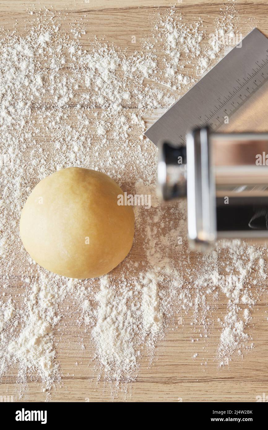 Hausgemachte Pasta. Das Konzept der gesunden hausgemachten Speisen, italienische Traditionen. Vertikales Foto. Stockfoto