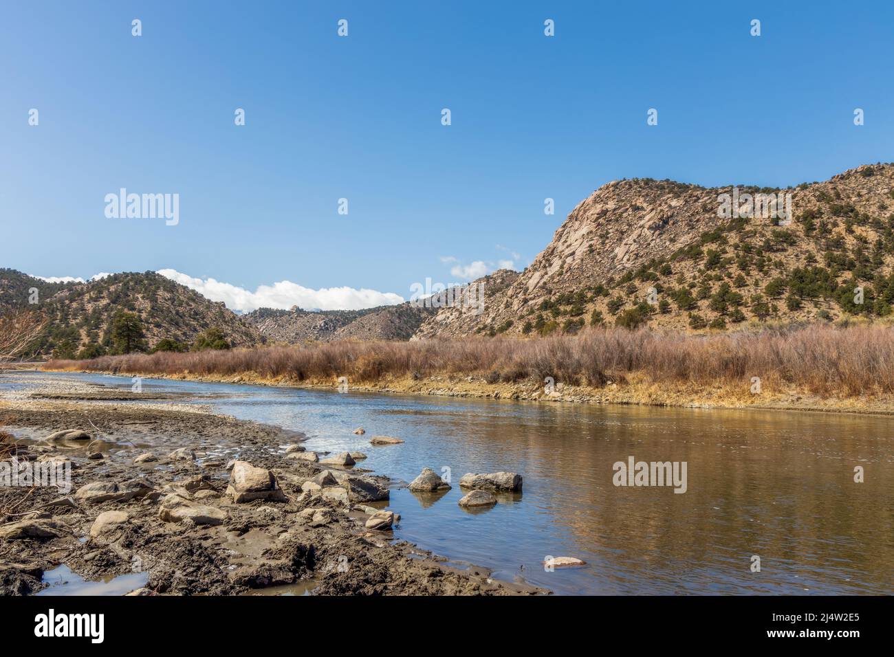 Frühe Frühlingsansicht des malerischen Arkansas River in der Nähe von Salida, Colorado Stockfoto